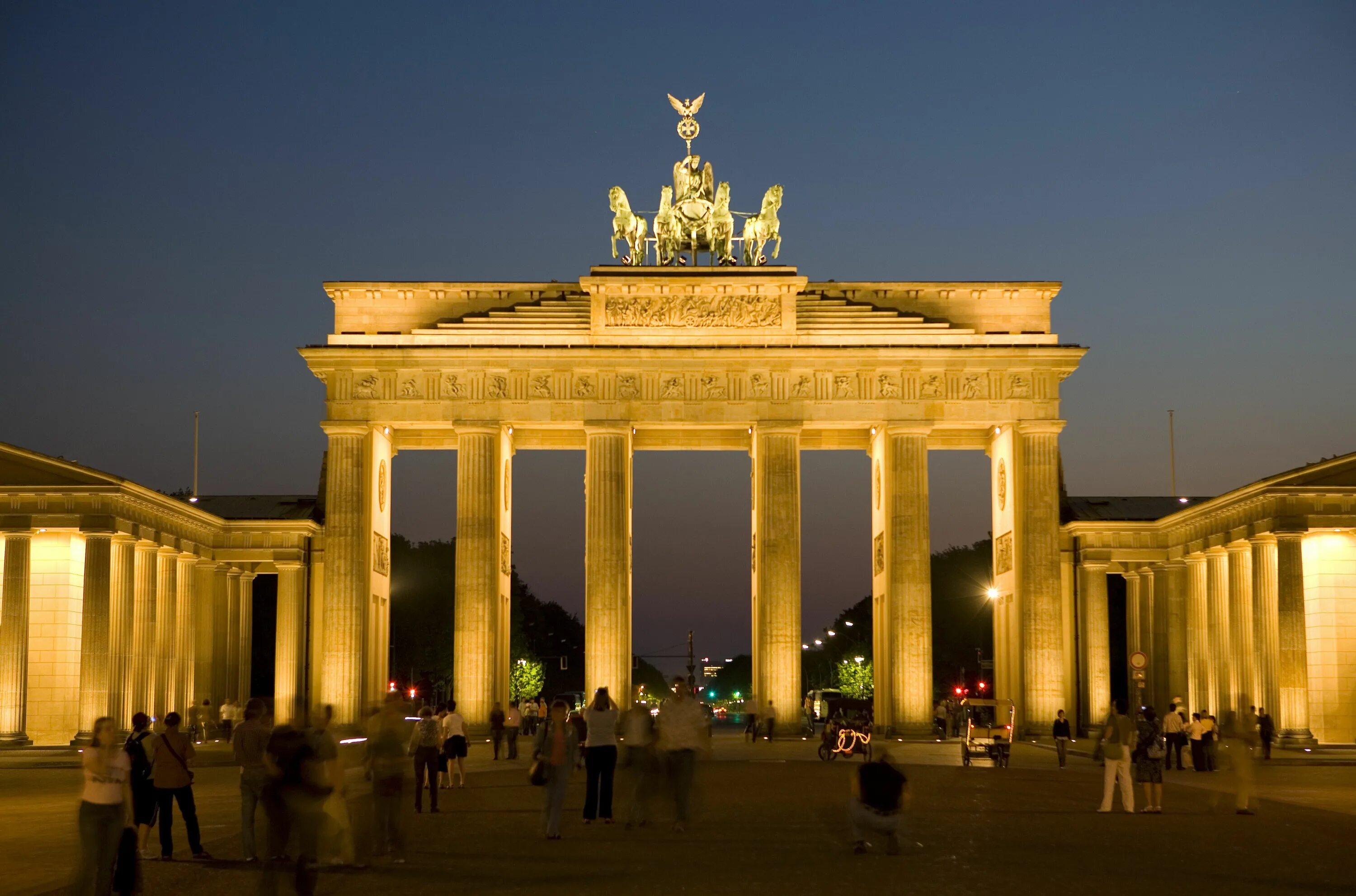 Станция метро Brandenburger Tor. Brandenburger Tor на немецком. Бранденбургские ворота Виктория. Площадь Бранденбургских ворот в Берлине.