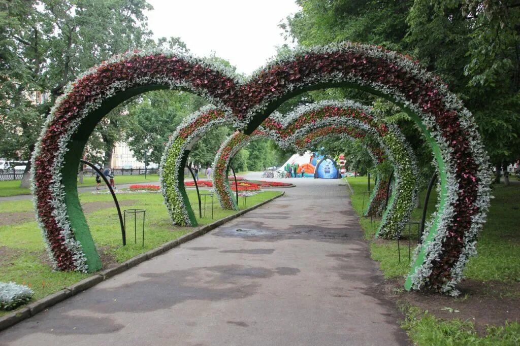 Парки где можно купить. Первомайский бульвар Ярославль. Парк «аллея любви» в Ярославле. Скульптура Петра и Февронии в Ярославле на Первомайском бульваре. Ярославль аллея молодоженов.