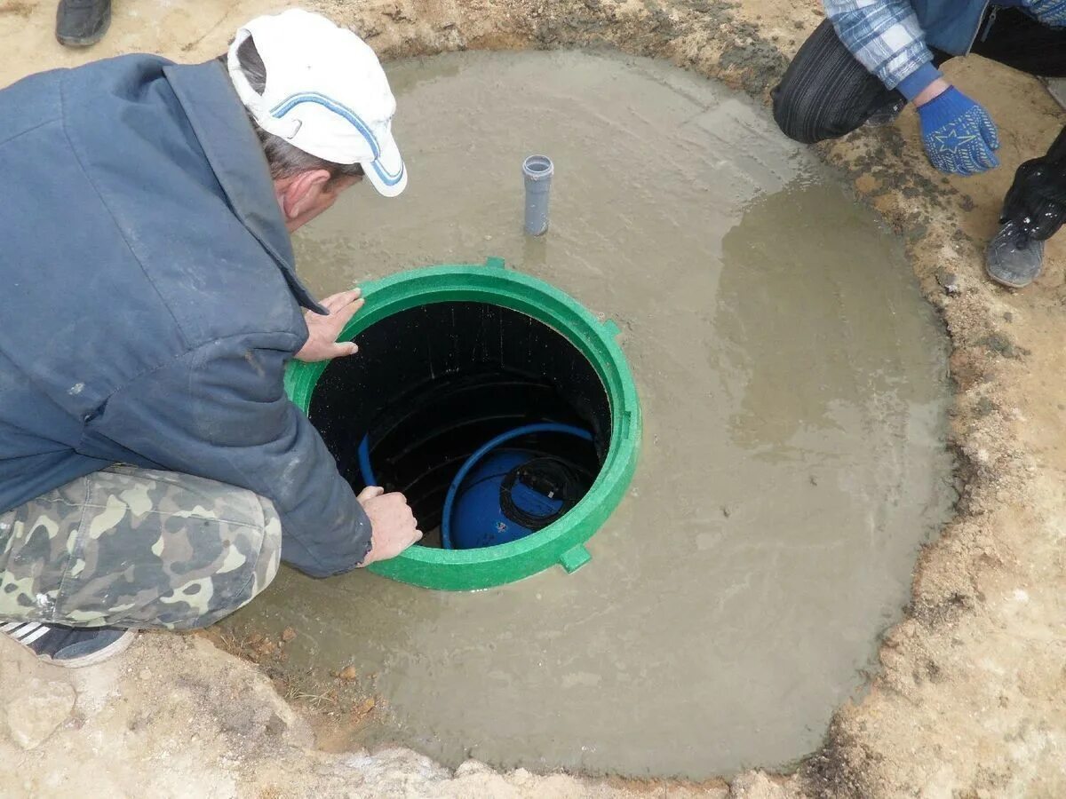 Установка колодцев для воды. Кессон для скважины. Утепленный колодец для водопровода. Приямок для скважины пластиковый. Обустройство скважины.