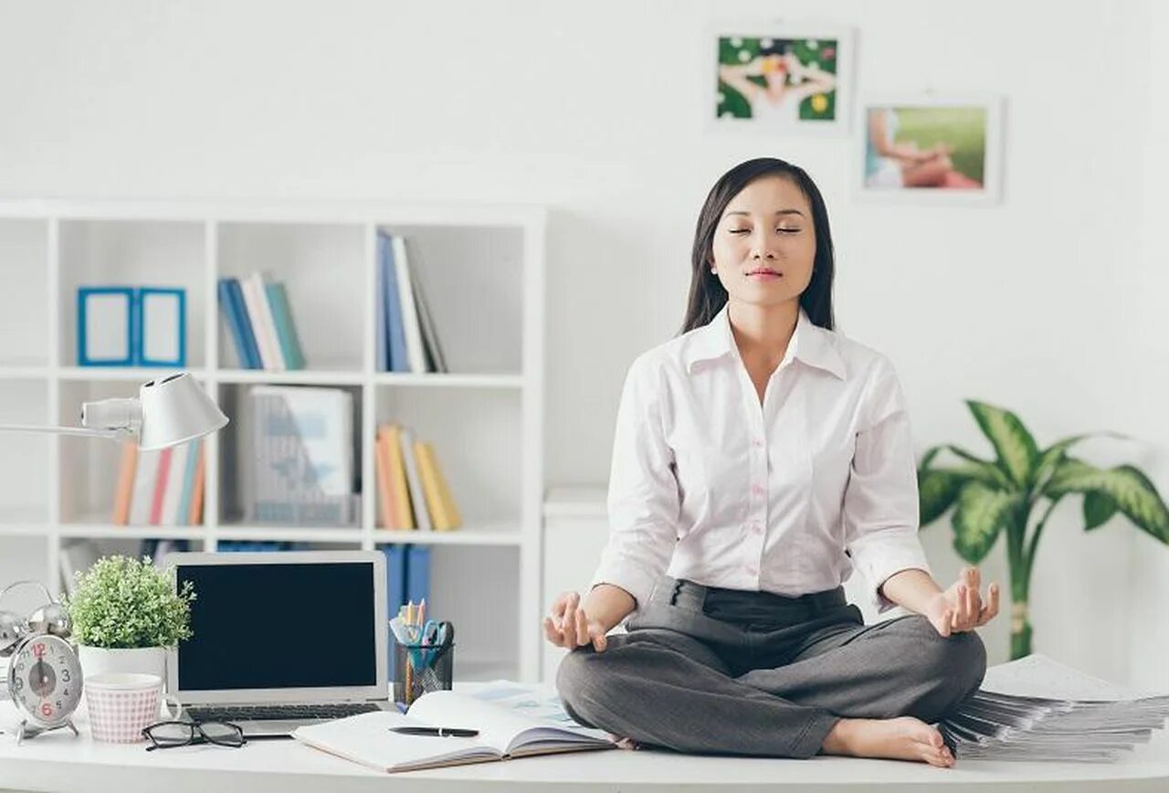 Спокойствие в офисе. Медитация в офисе. Офисный работник медитирует. Йога медитация в офисе.