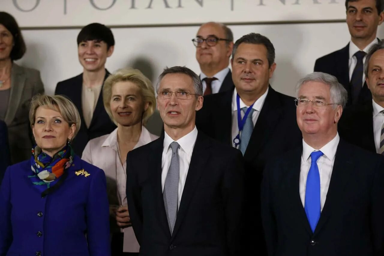 Женщина нато. Министры обороны НАТО. Министры обороны стран НАТО. Министры обороны стран ЕС. Министры обороны ЕС женщины.