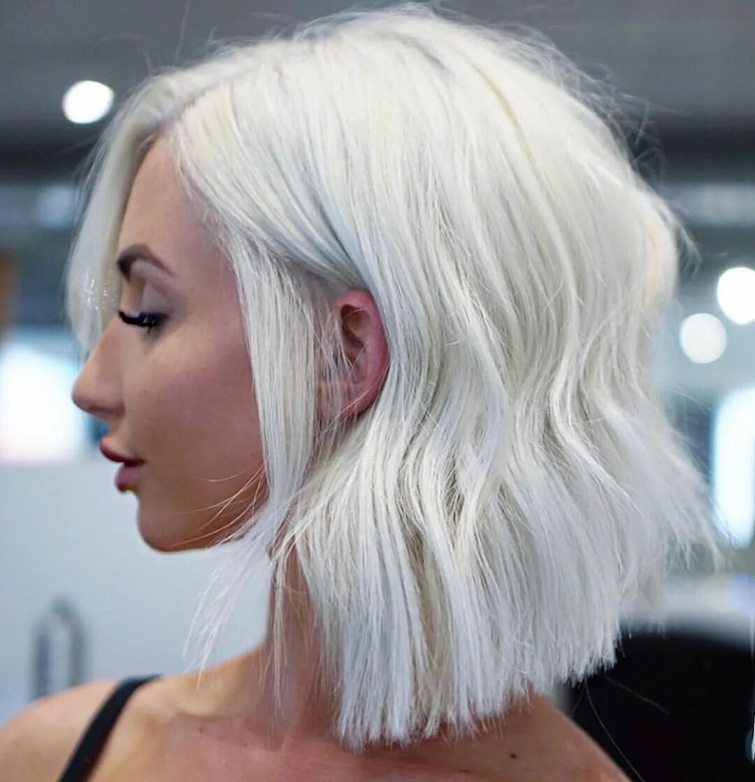 Bleach blonde. Седой блонд. Bleach blonde окрашивание. Белые волосы с каре с стрелками. Блонд седой Азиатке.