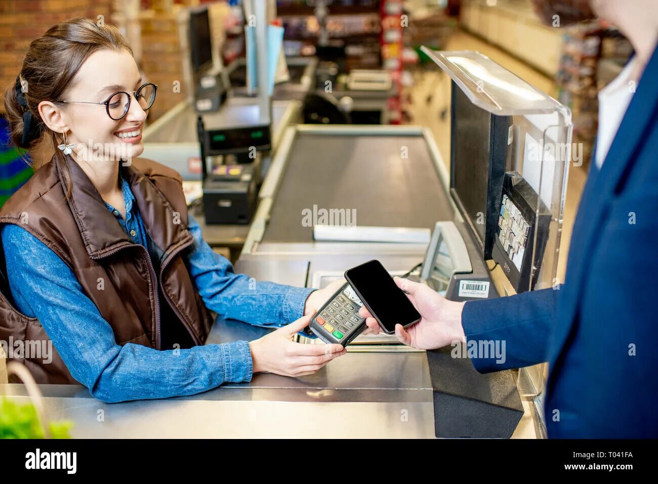 Забыл оплатить товар на кассе. Продавец и покупатель. Просроченные продукты. Оплата фото. Красивый продавец.