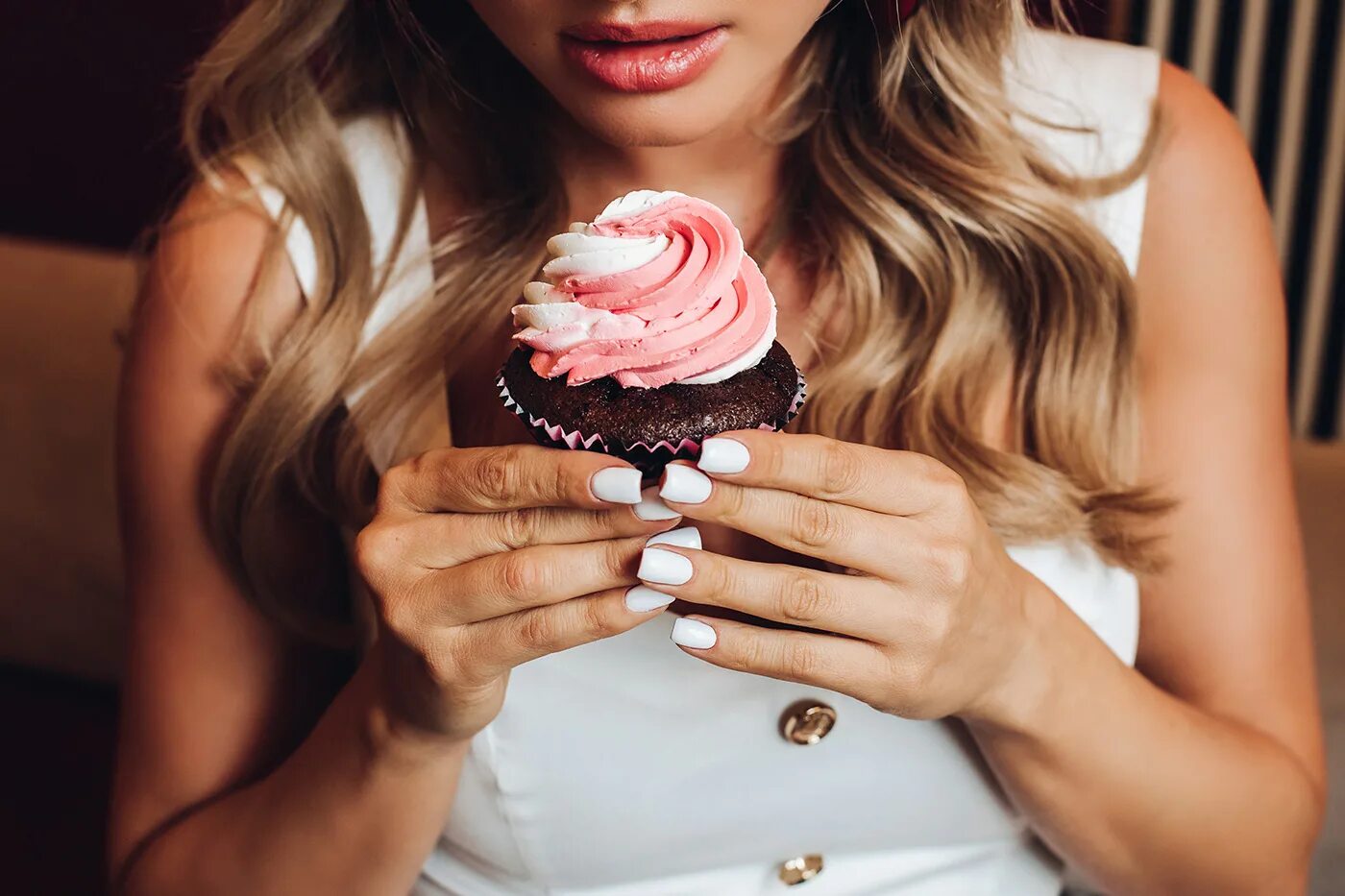 Девушка с подносом кексов. Девушка с пирожным на день рождения. Девушка с девушкой делают кекс. Девушка с девушкой делают кекс. Девушка с капкейком.