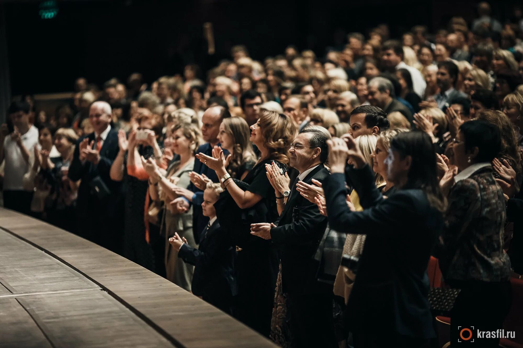 Concerts theatre. Полный зал зрителей. Полный зал аплодисменты. Полный зал людей в театре. Театральное выступление.