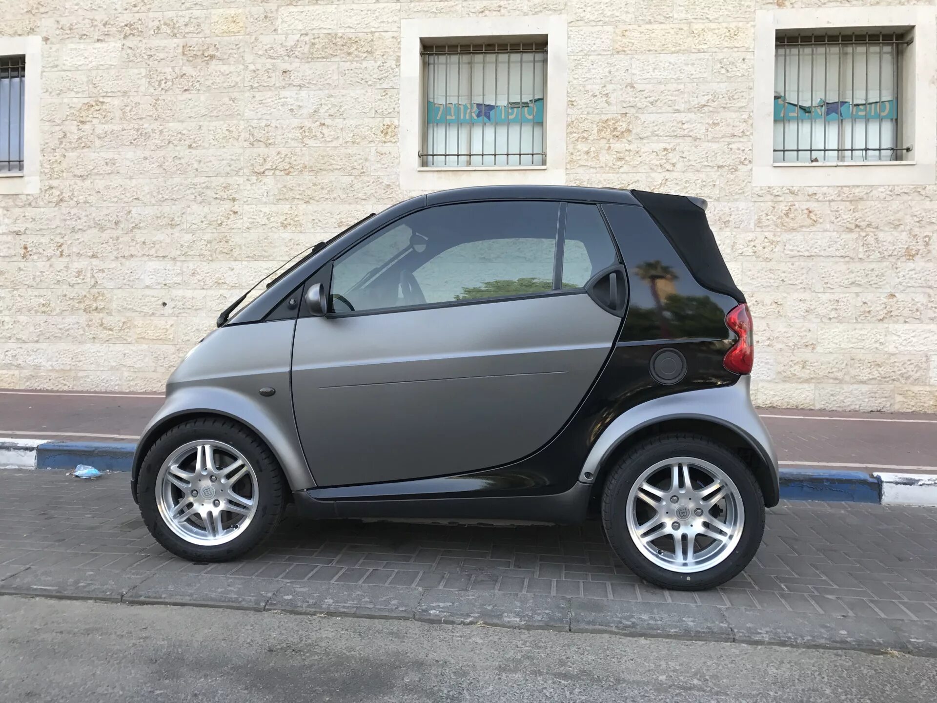 Купить смарт в ярославле. Smart Fortwo 450 Brabus. Smart Fortwo Brabus. Диски Smart Brabus. Smart Fortwo 451 на дисках Brabus.