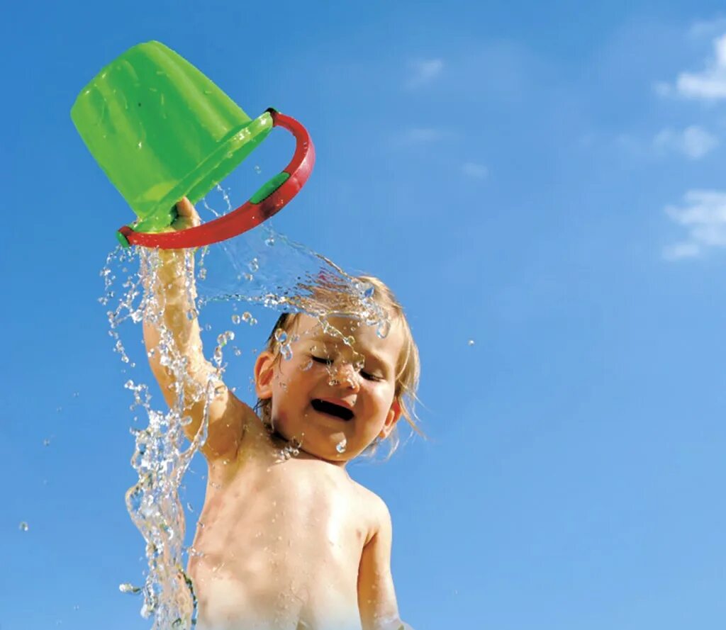 водные процедуры в детском саду. водные процедуры. закаленные дети. купание в снегу дети. закаливание в садике.