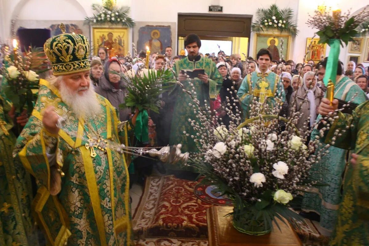 Храм св николая в бирюлево крестный ход. Служба в храме в бирюлево восточное. Храм бирюлево восточное служители церкви. Церковь входа господня в иерусалим москва. Храм бирюлево восточное.