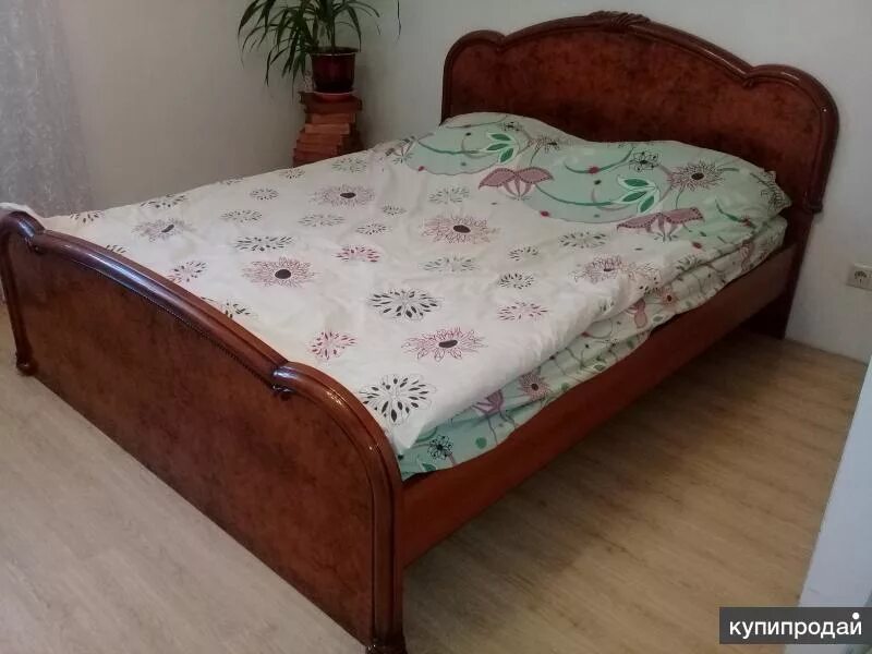 Продажа бу кровати. Продается двуспальная кровать. 1 5 Спальная кровать старого образца. Кровать полуторка с матрасом. Бэушный двуспальная кровать.