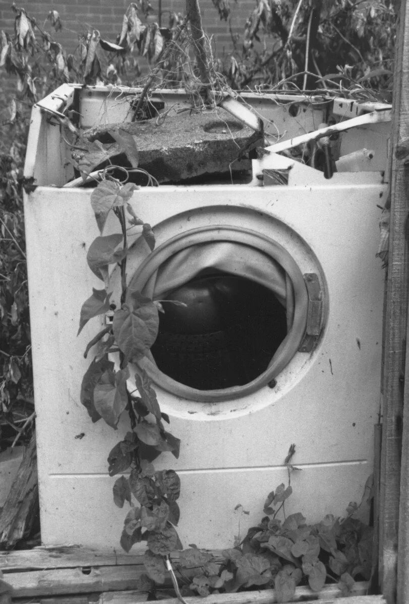 Сломанная стиральная машина. Старая стиральная машина. Поломанная стиральная машина. Разбитая стиральная машинка.