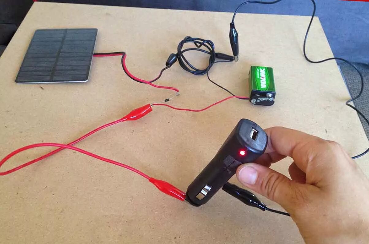 Подключись к портативной. Солнечная батарея 12 вольт УСБ кабель. USB зарядка от аккумулятора 12 вольт. Как подключить юсб к аккумулятору. Самодельная зарядка для телефона.