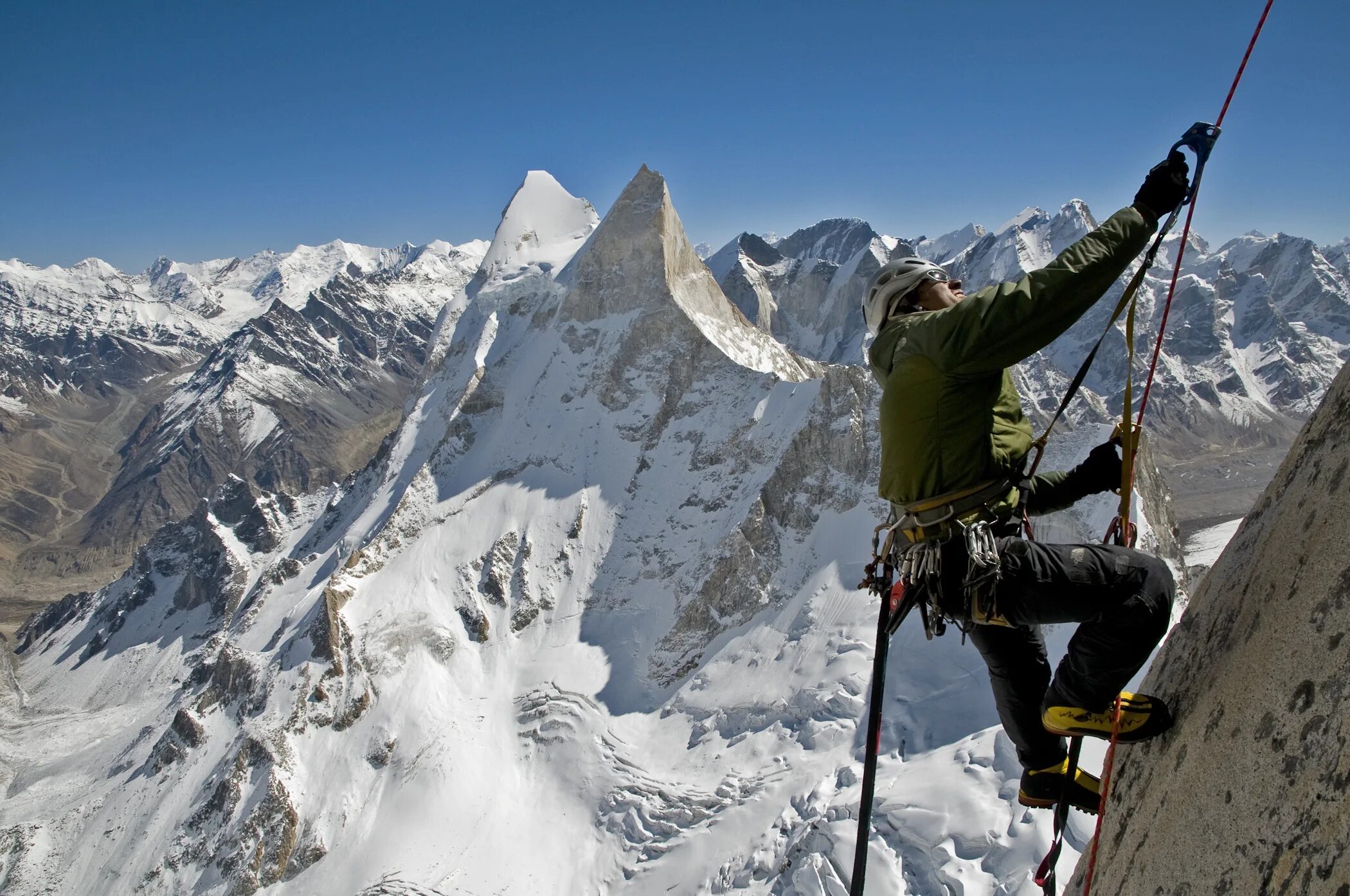 Вершина время работы. Покорение Чогори. Скалолазание/альпинизм (Summit/Rock Climbing). Туристы скалолазы.