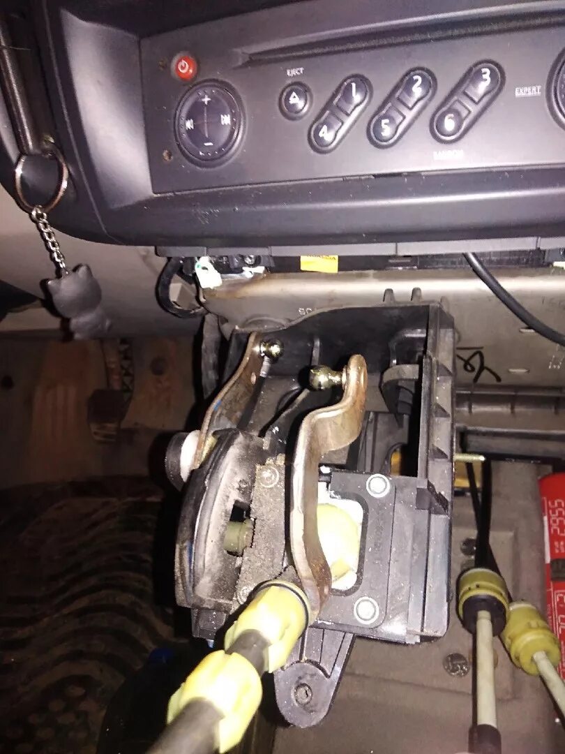 Трос ручника рено гранд сценик. Трос аварийной ручника рено гранд сценик 2. Фишка электроручнака рено гранд сценик 2. Крышка тросов ручника рено сценик 2. Scenic ii блок тросики стояночного тормоза.