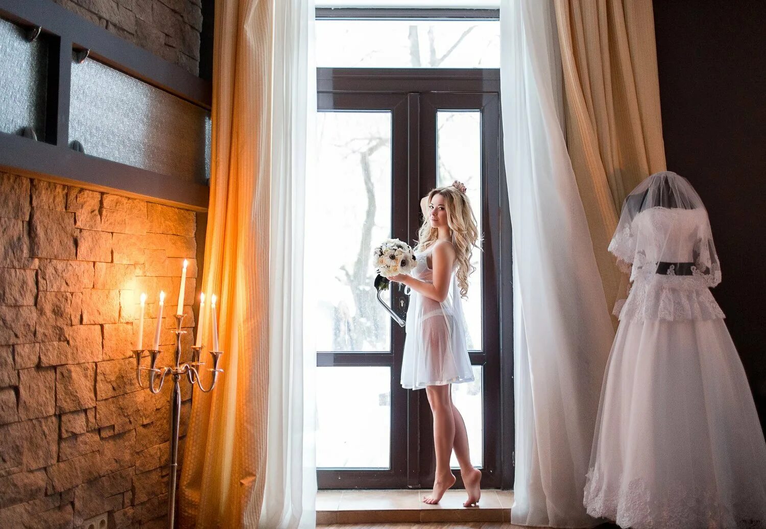Фото невесты дома. Будуарная фотосессия невесты утро невесты. Невеста перед зеркалом. Сборы невесты фотосессия дома. Сборы невесты.