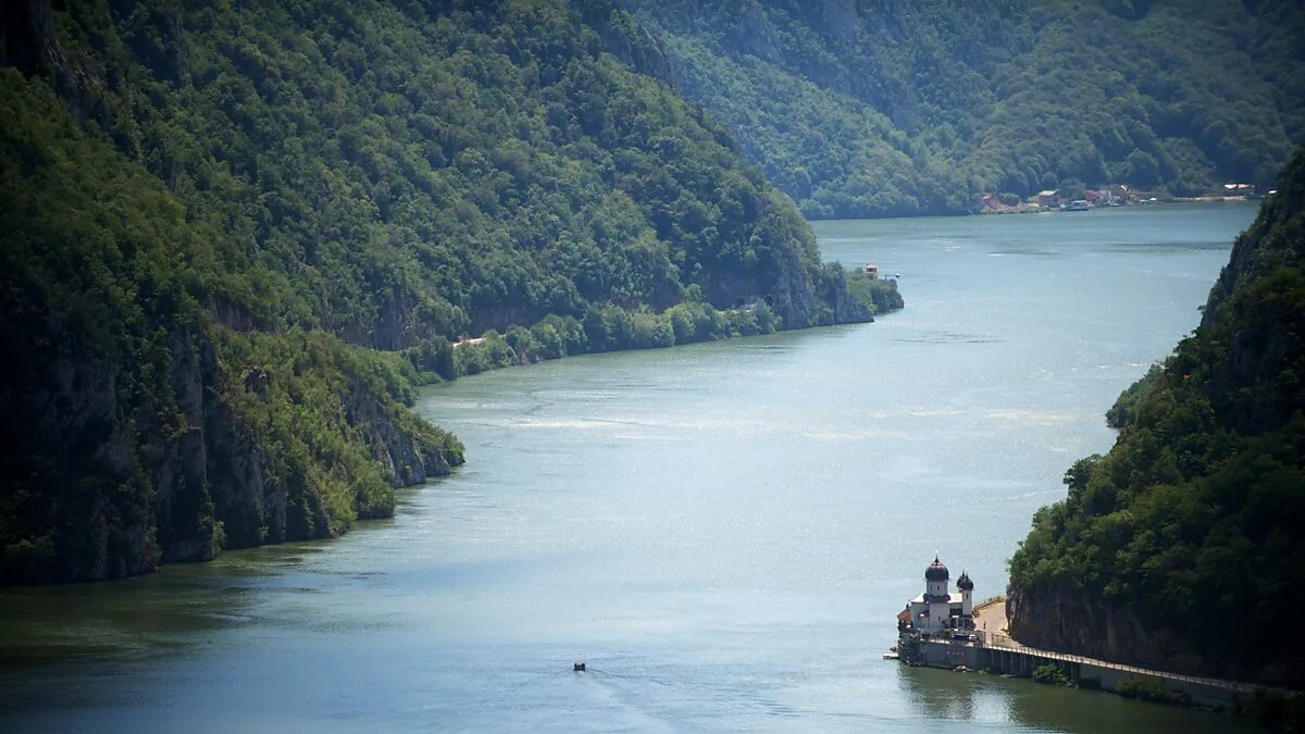 Дунай река бассейн какого океана. Дунай Румыния. Река Дунай в Австрии. Реки Румынии. Дунай картинки.