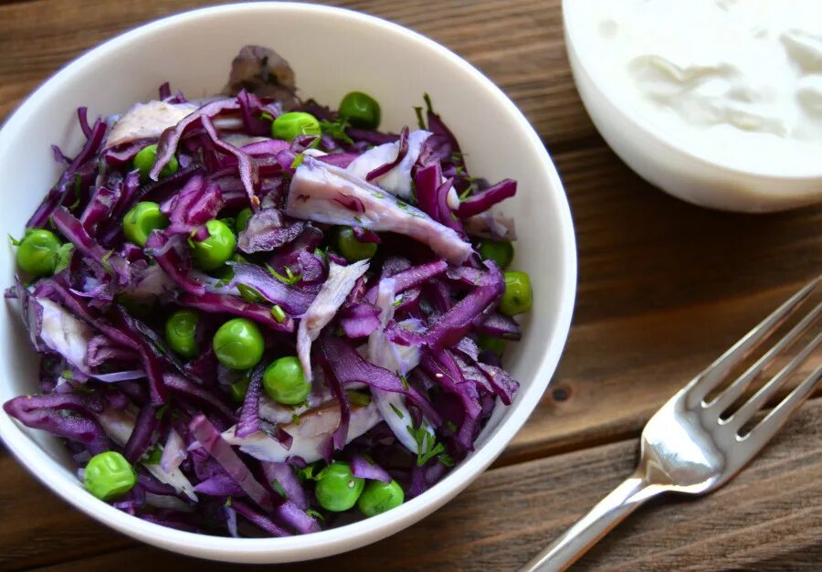 салат из маринованного лука и курицы копченой. салат с красным луком и зелёным горошком. салат из селёдки с картошкой. салат с селедкой и горошком. улетный салат из свеклы.