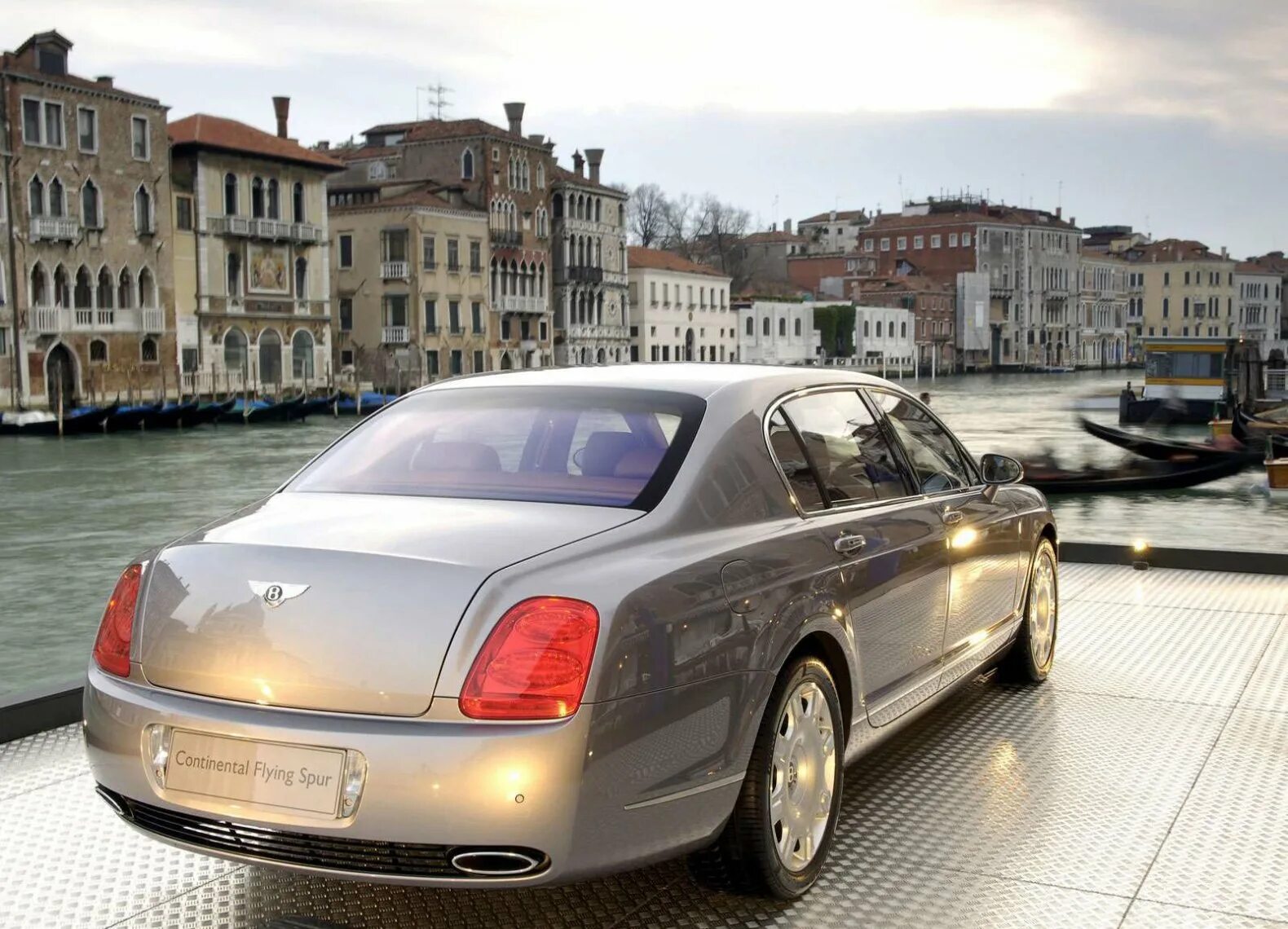 Бентли continental flying spur. Bentley Flying Spur 2005. Continental Flying Spur 2005. Bentley Continental Flying Spur.