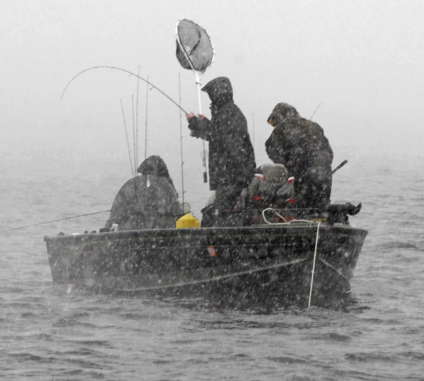 Ловить погоду. Рыбалка в ливень. Рыбак под дождем. Рыбак в дождь. Ловля рыбы в дождь.