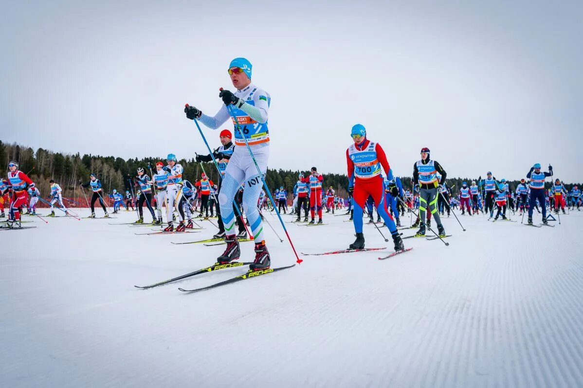 Югорский лыжный марафон. Марафон в Ханты Мансийске. Лыжный забег. Лыжник марафонец.