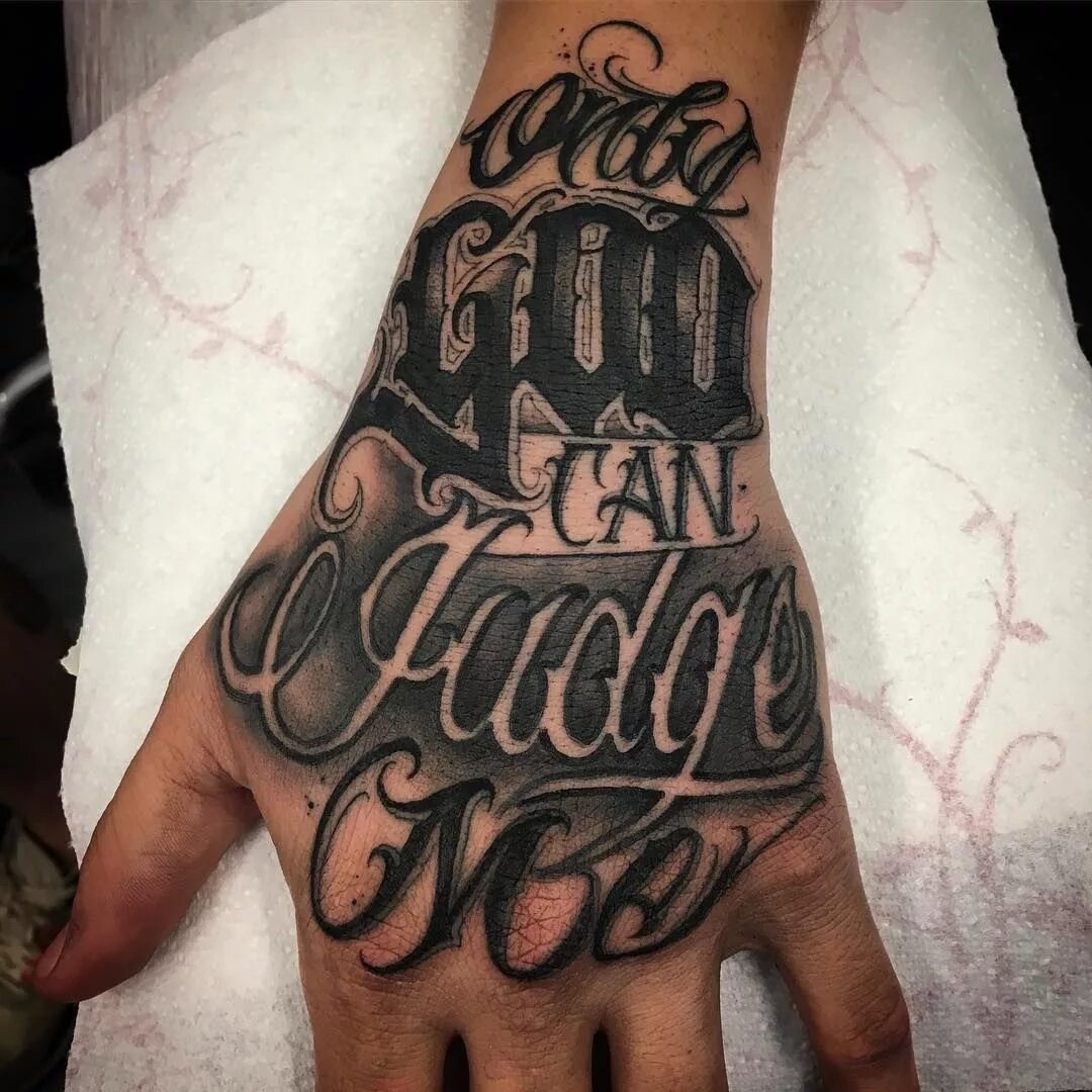 Тату на кисти руки надпись. Тату на кисти мужские. Татуировка life goes on. Тату на кисти мужские надписи. Надпись на кисти.