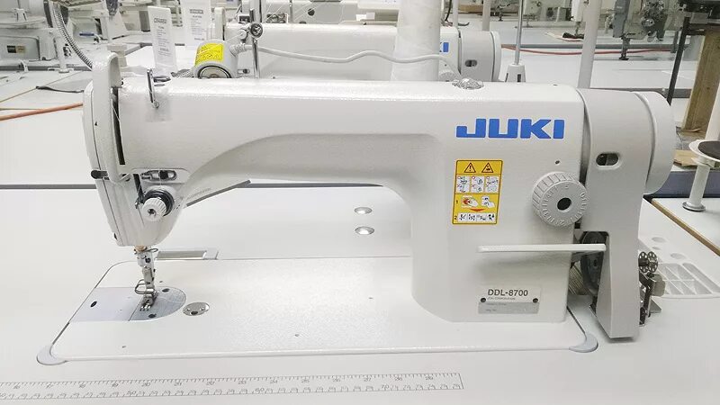 Промышленная машинка juki. Швейная машинка Juki DDL 8700. Швейная машина "Juki" DDL-8700bh. Промышленная швейная машина Juki DDL-8700 со столом. Juki бытовая-Промышленная швейная машина.