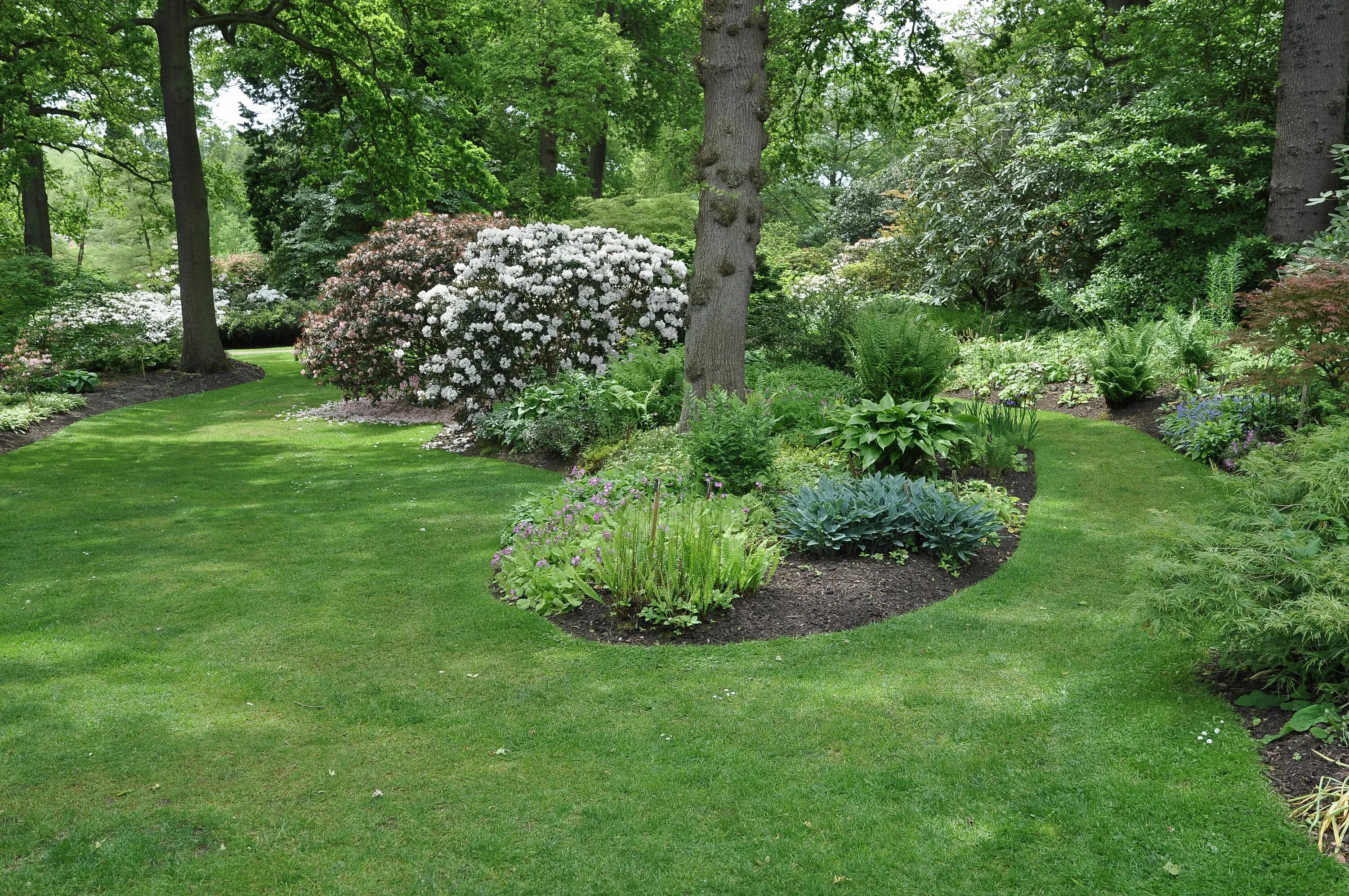 Отсутствие композиции в саду. Сад поместья элтон. Гарденер. Замок розенборг королевский сад. Гарденер.