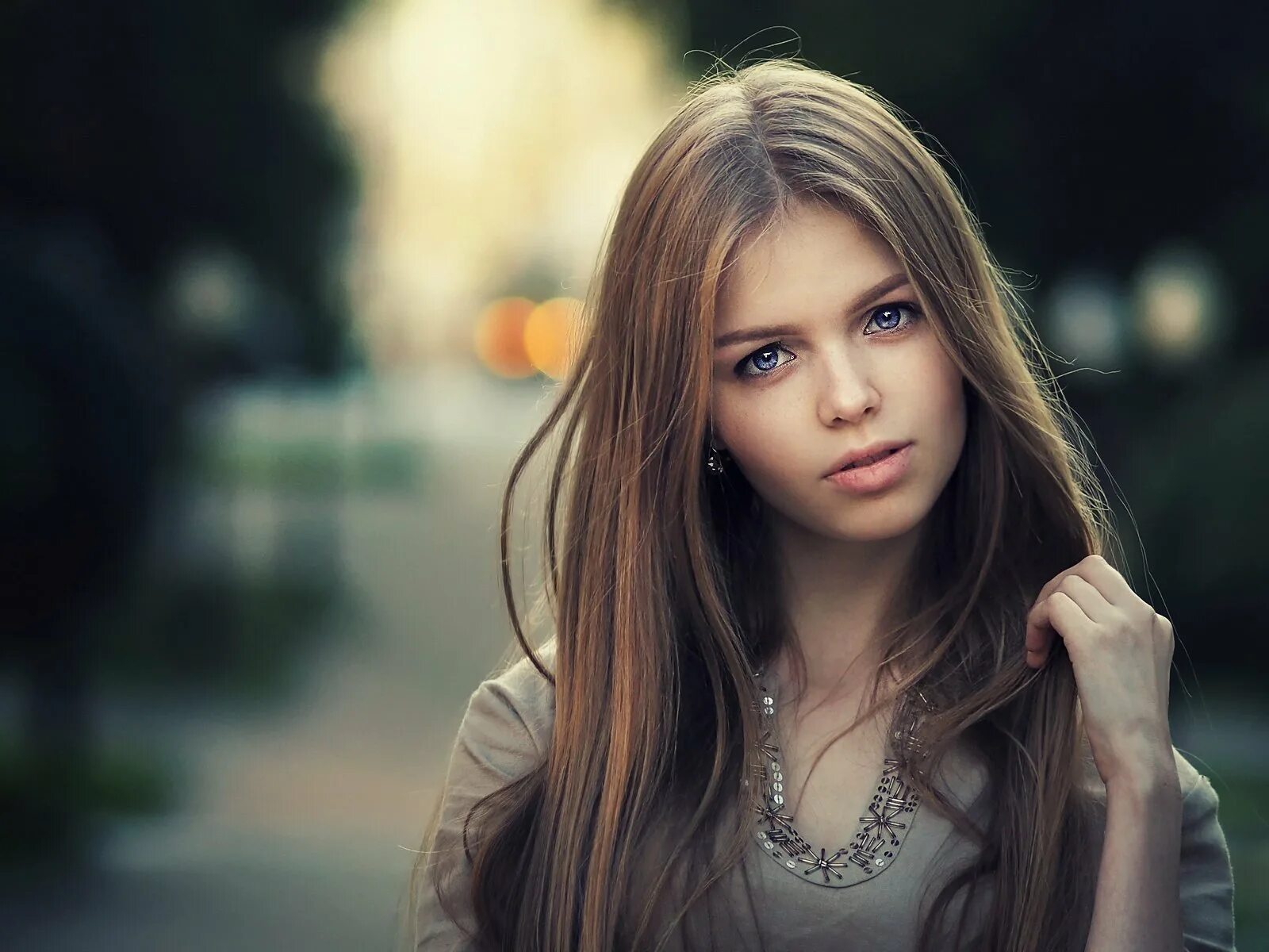 Фото красивой девушки подростка. Русая девушка.