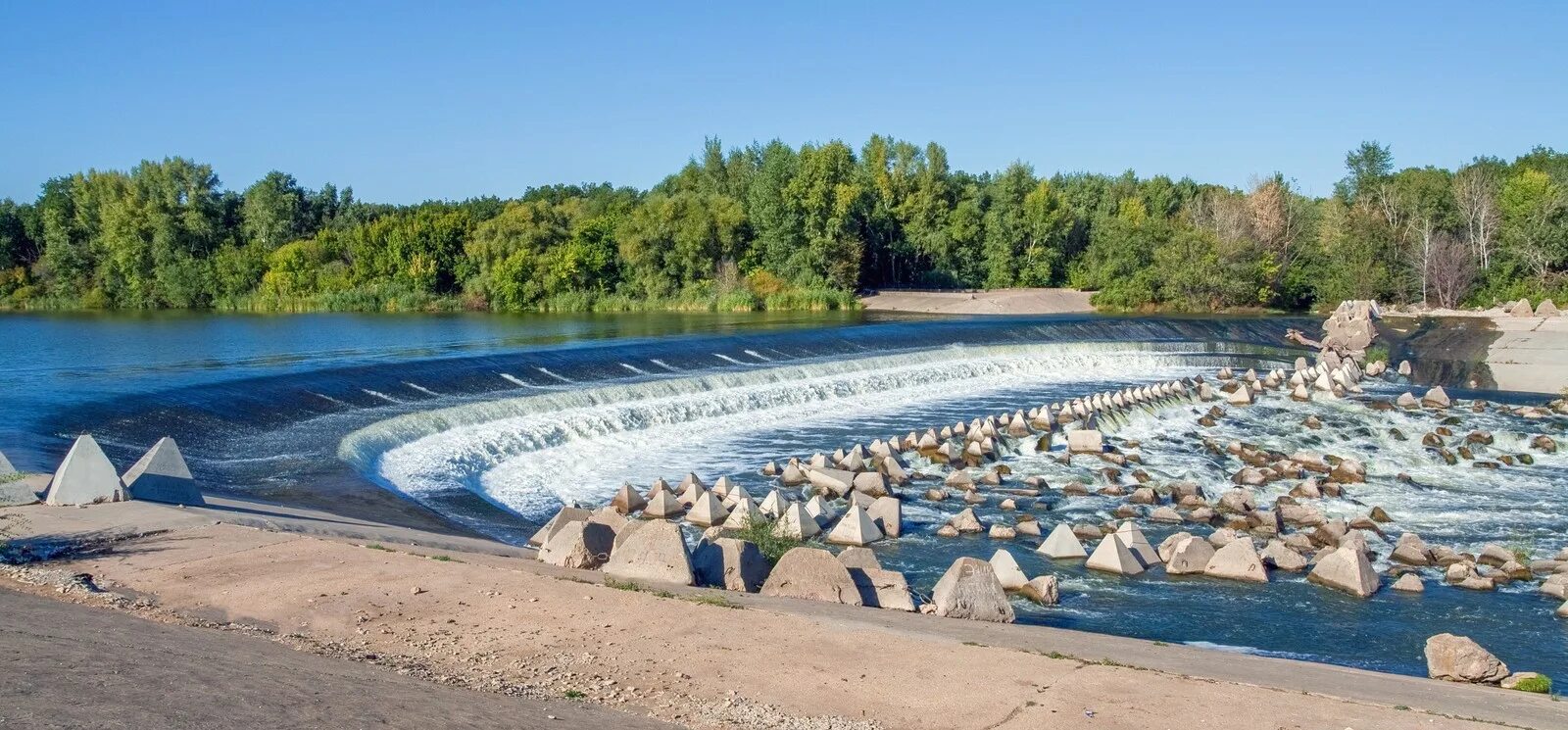 Волнорезы балаково. Переливная иргиз плотина на реке. Река иргиз саратовская. Волнорезы на реке иргиз. Балаково водопады на иргизе.