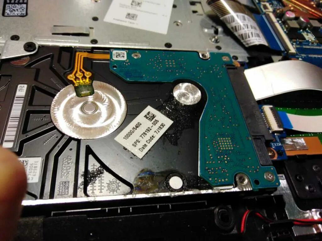 Содержимое жесткого. Устройство жёсткого диска hdd. Жёсткий диск для компьютера. Содержимое жесткого. Как подключить жёсткий диск к компьютеру 3,5.