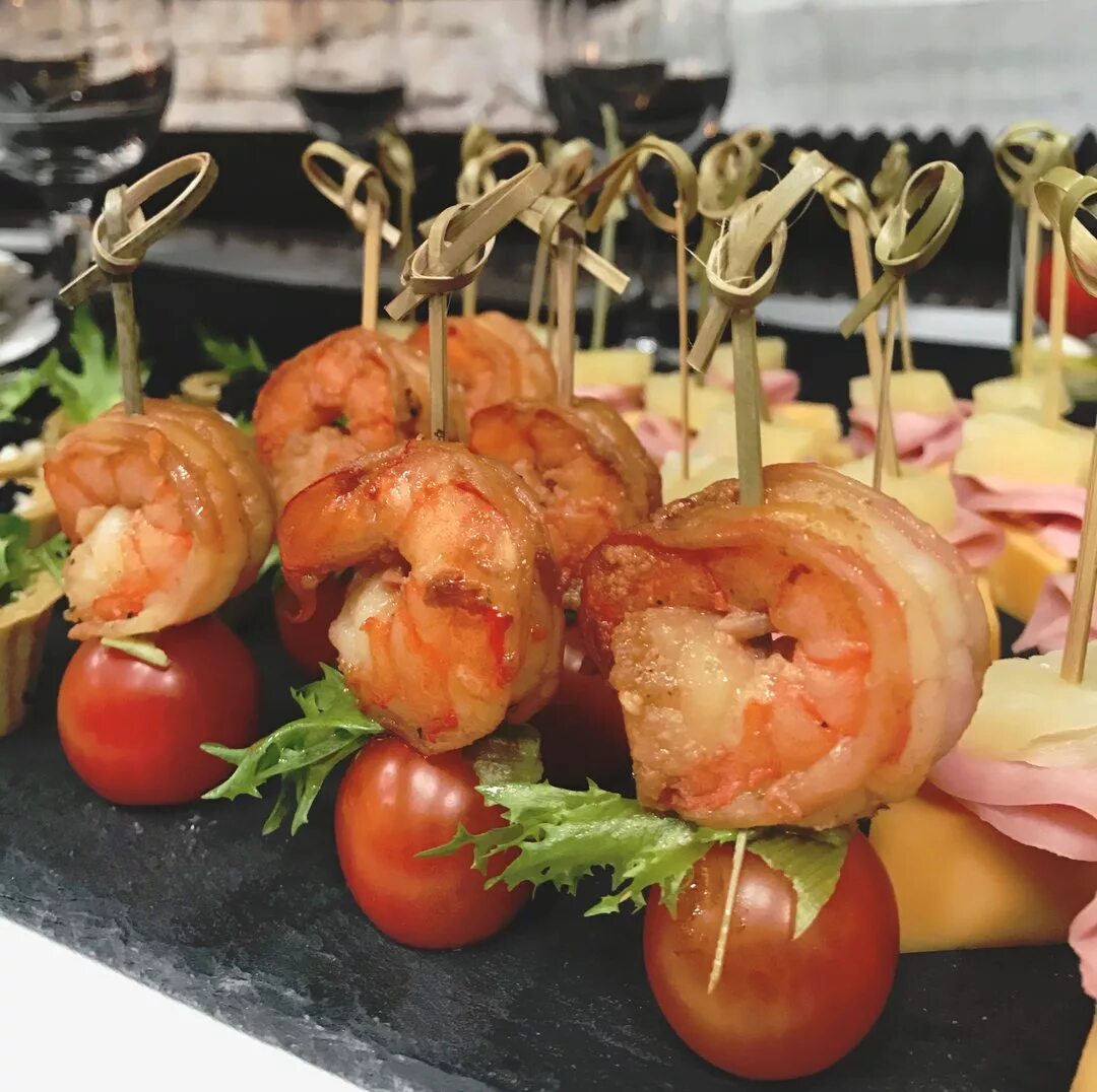 Мясной фуршет. Черри фаршированные креветками. горячие закуски. горячие фуршетные закуски. блюда банкетные на праздничный стол.