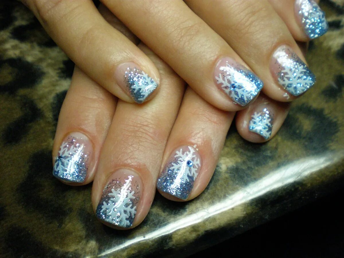 Гель ногти новогодний дизайн. Новогодний маникюр с блестками и снежинками. шеллак новогодний. зимний френч. прозрачный маникюр со снежинками.