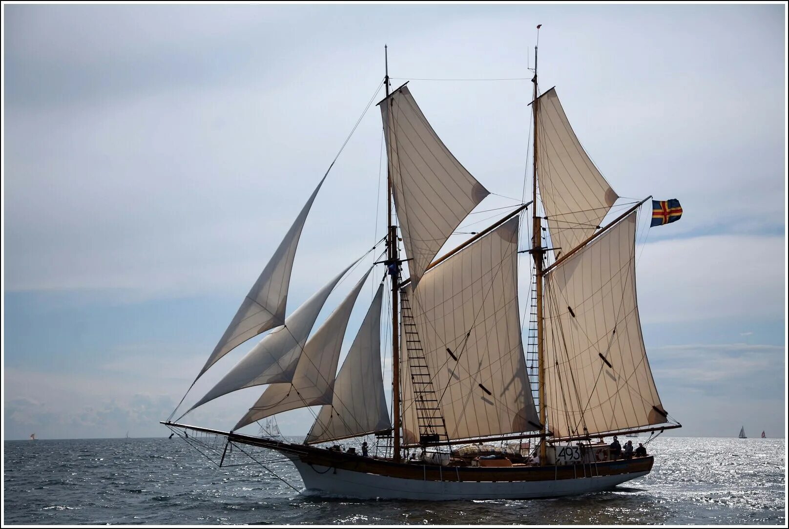 двух парусное судно. двух парусное судно. двухмачтовый фрегат. барк фрегат бригантина. двух парусное судно.