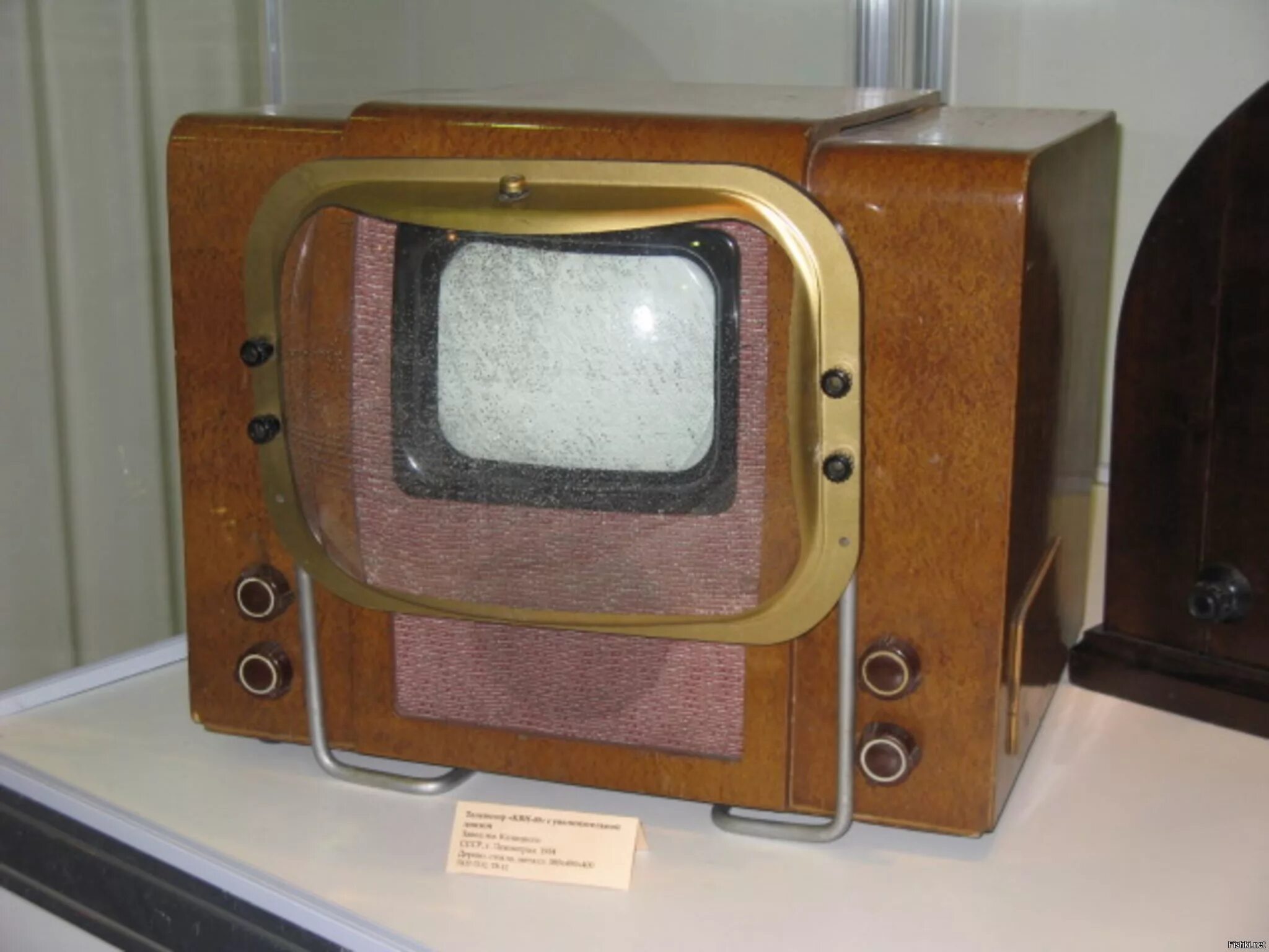 Первый Советский телевизор КВН-49. Телевизор КВН-49 С линзой. Советский телевизор КВН 49. Телевизионный приемник КВН-49.