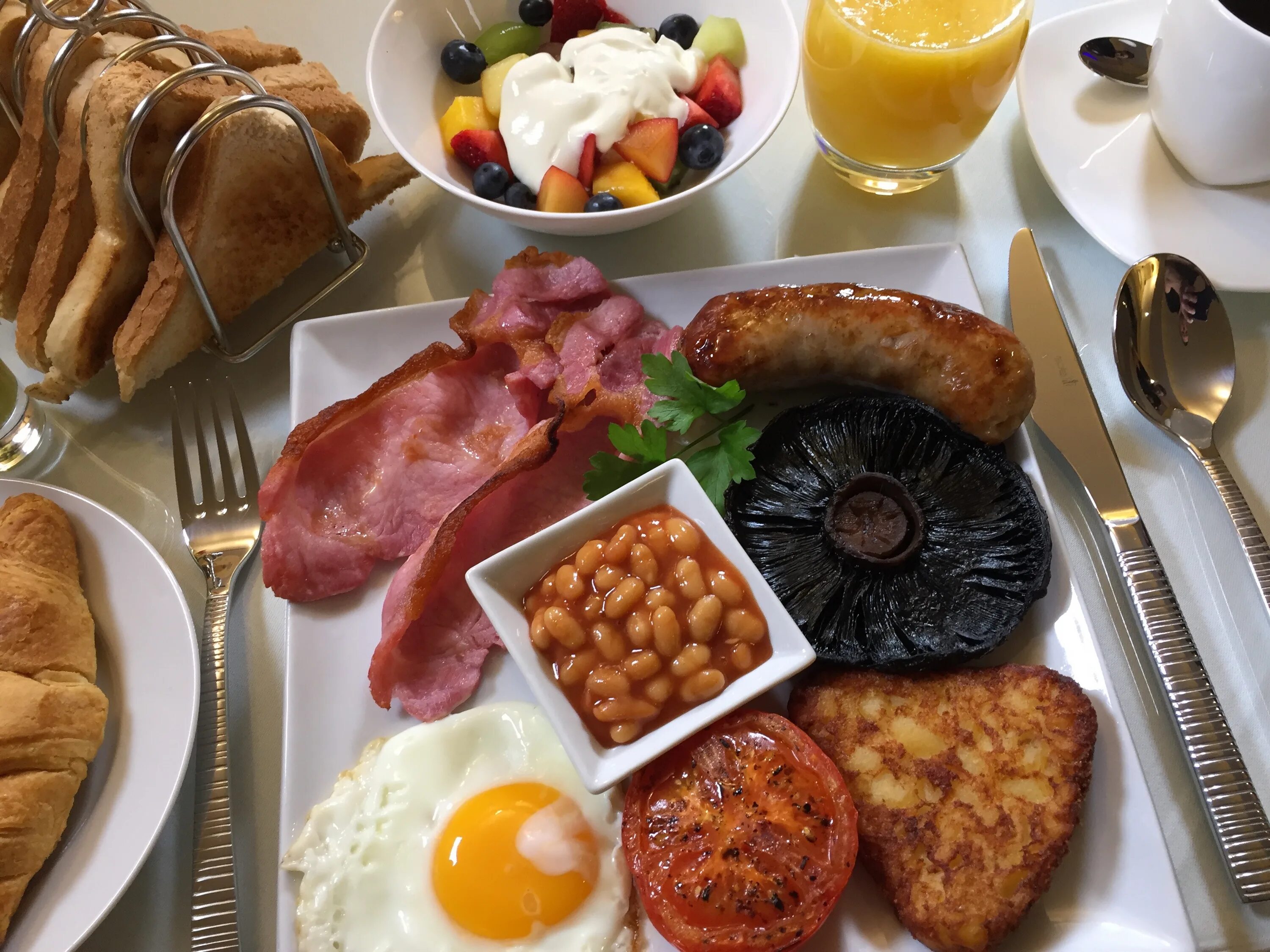 Брекфест шоу сегодня. Английский завтрак. Традиционный английский завтрак. Завтрак в Англии. Полный английский завтрак.