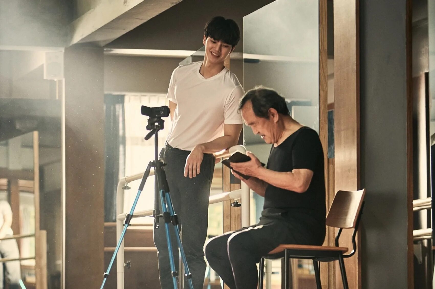 Высшее общество дорама 2015. Высшее общество дорама поцелуй. W между двух миров. Сон кан навиллера. Параллельные миры дорама 14 серия.