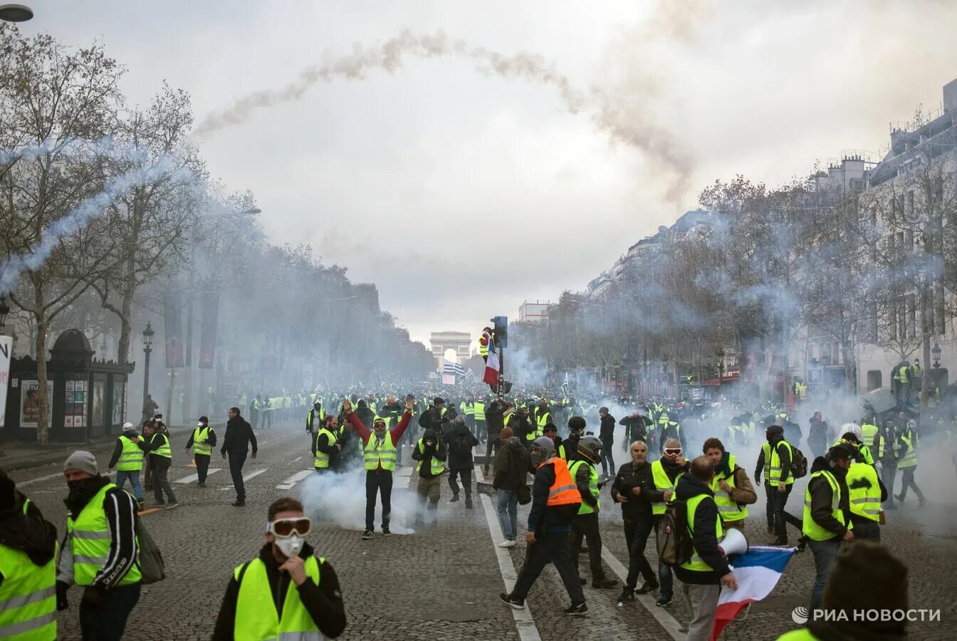 Париж протесты желтые жилеты. Беспорядки во Франции желтые жилеты. Митинг желтых жилетов во Франции. Желтые жилеты Париж. Франция майдан