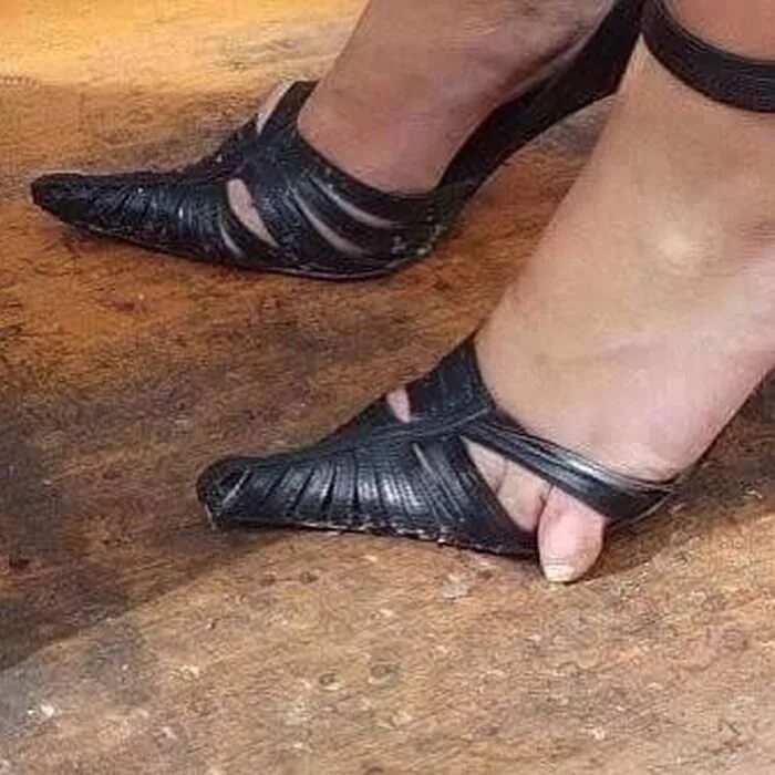 Наступить на порог. Смешная обувь. Смешная обувь женская. Смешные туфли. Угарные ботинки.
