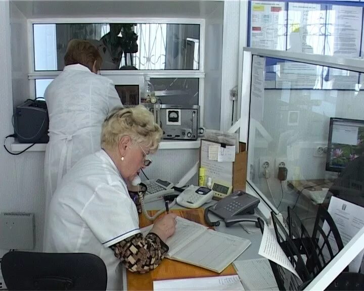 Вызов врача видное. Диспетчер поликлиники. Home health care. Грустный врач. Расстроенный врач.