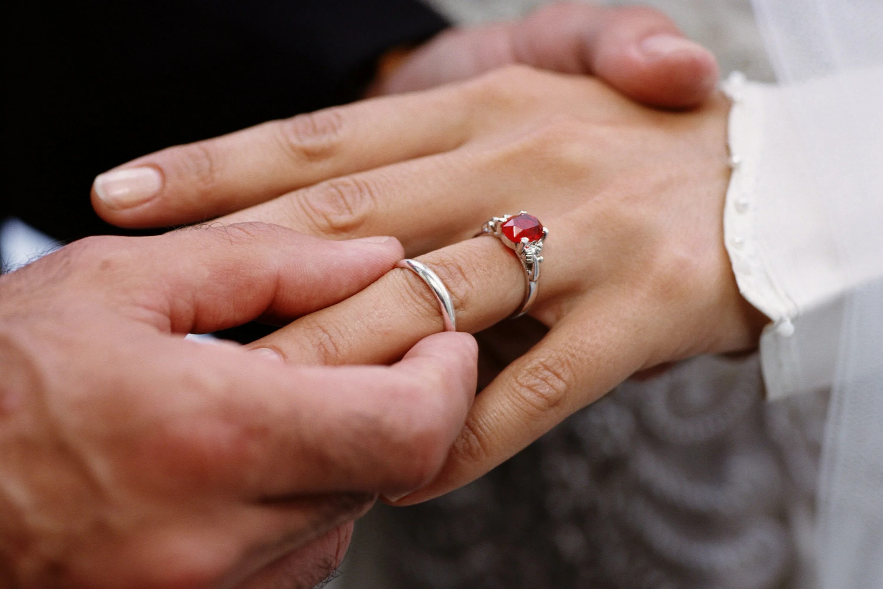 Муж обручальное кольцо. Парные обручальные кольца на мужских руках. Обручальное и помолвочное кольцо вместе. Стильные обручальные кольца на руках. Фото руки с обручальным кольцом у девушки.