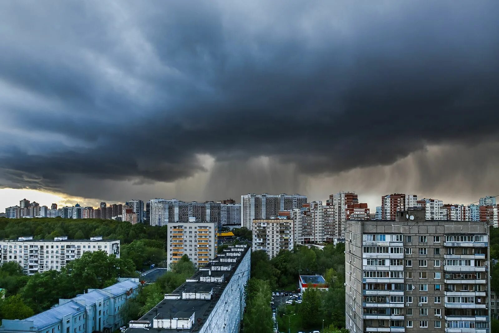 Штормовая погода в москве. Гроза в Москве 15 июня 2021. Гроза в Москве 2017. Шквалистый ветер и град в Москве. Гроза в Москве 2007.