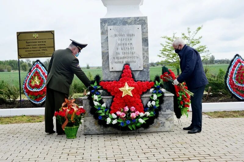 Погода в кореновском поселок комсомольский. Мемориальный комплекс Кореновск. Мемориальный комплекс Братская могила Кореновск. Вечный огонь Кореновск. Памятники в Кореновске.