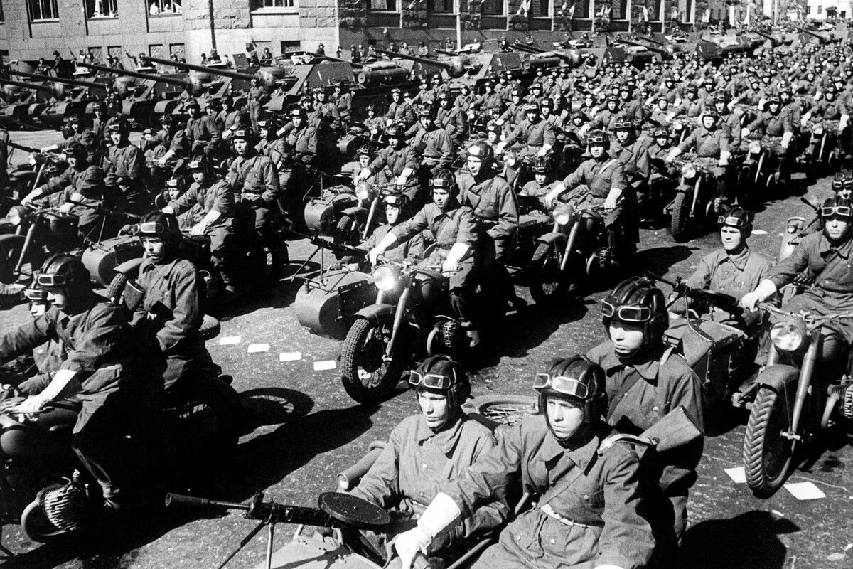 Второй день войны 1941. Парад ВОВ 1945.