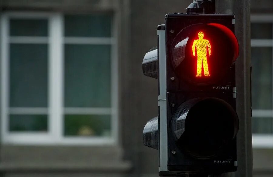 Красный свет светофора. Светофор для людей. Пешеходный светофор. Красный свет светофора для пешеходов. Переход на красный пешеход