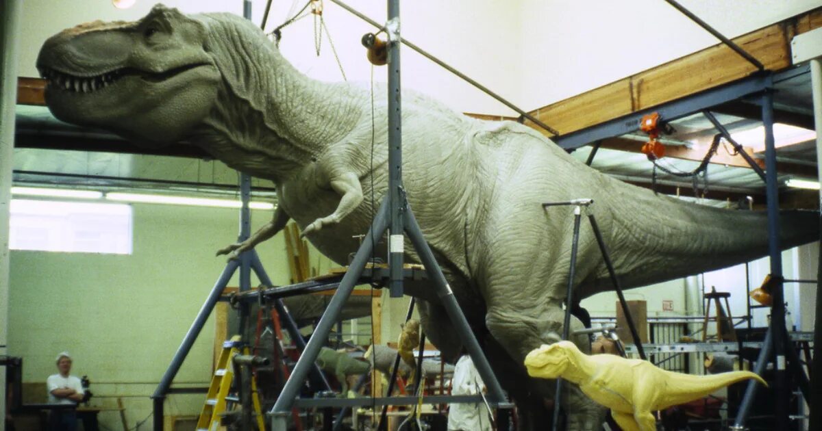 Робот динозавр статуя. Stan Winston School t Rex. Страшные статуи динозавров. Самая большая фигура динозавра в мире.