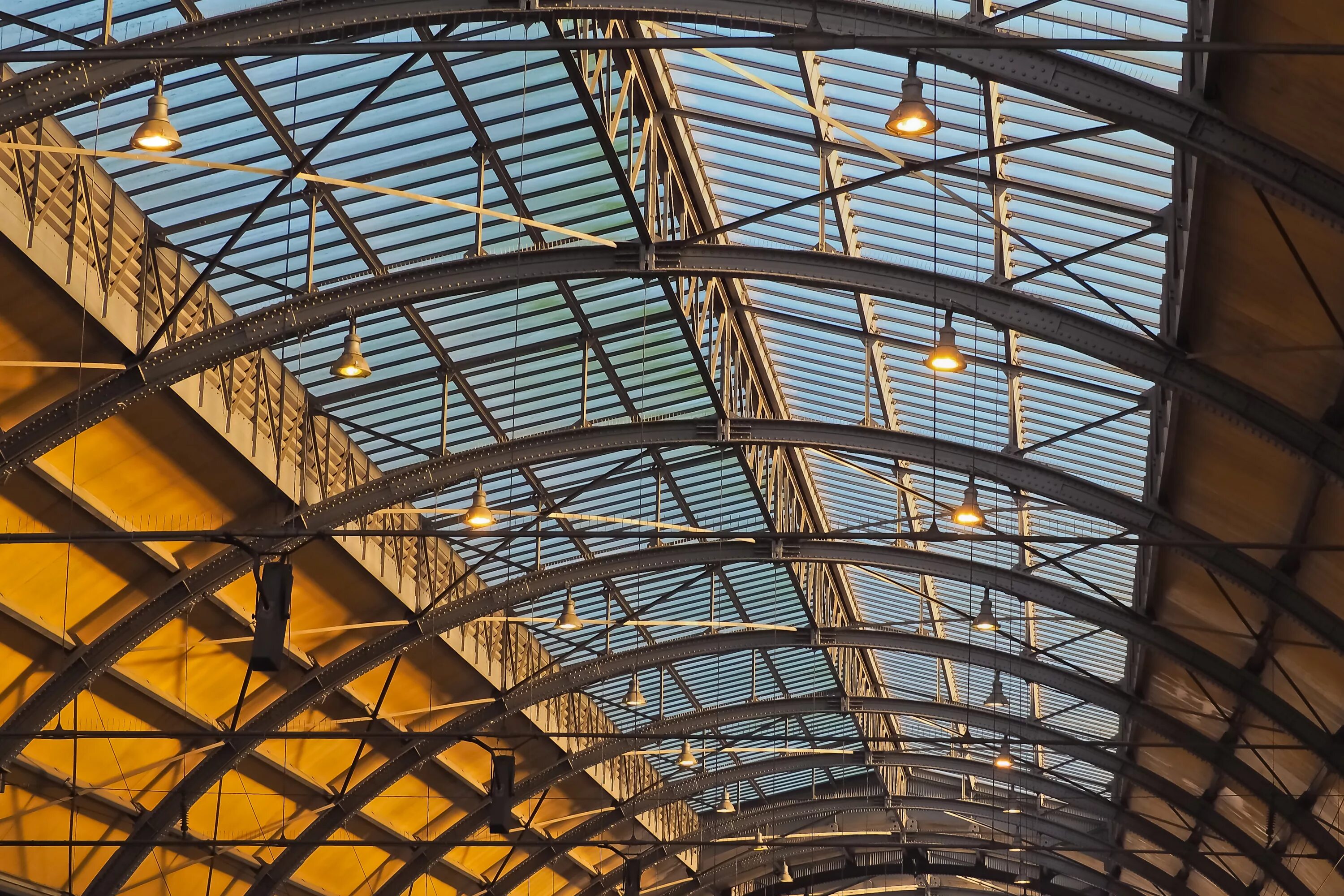 Металлическая стропильная система. Вальмовая крыша лстк. Кровля металлическая конструкция. Вальмовая крыша лстк. Колонны для ангара ферменные.