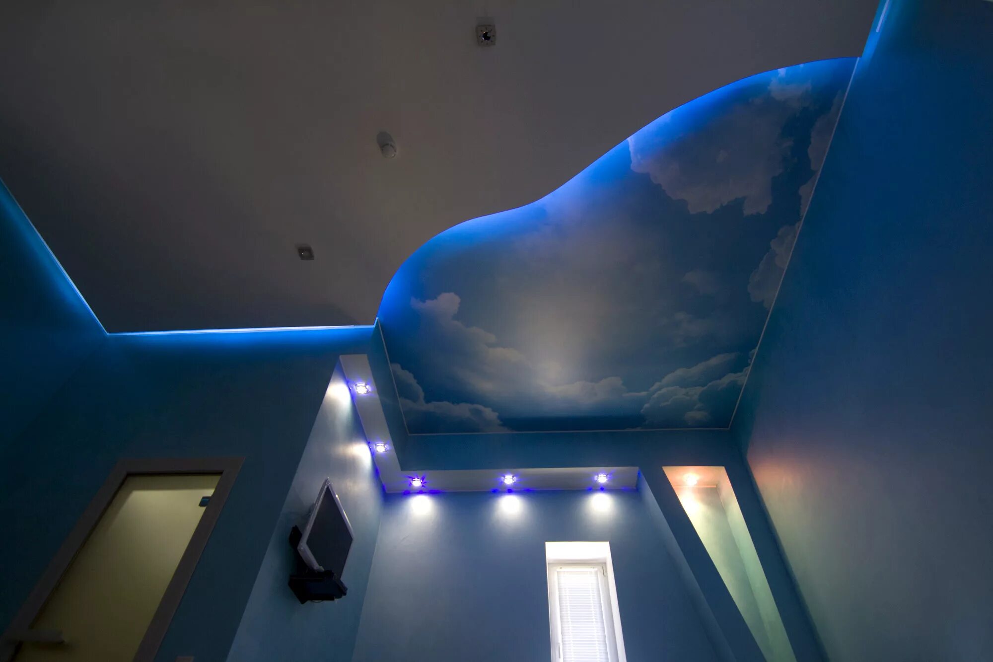 трехуровневые натяжные потолки. двухъярусный потолок. натяжной потолок двери. парящий двухуровневый потолок черно белый. точечные светильники для потолков.