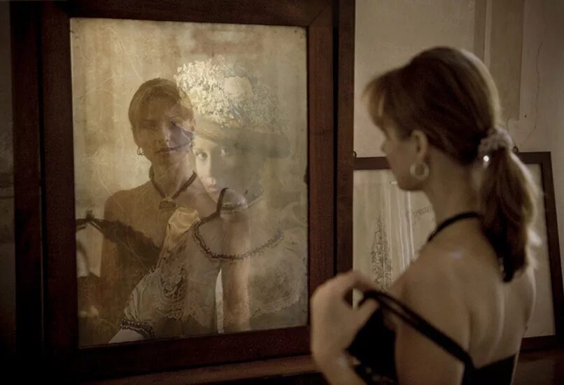 "Отражение прошлого" (фотограф том Хасси).. Отражение в зеркале. Смотреться в зеркало. Женщина в зеркале.