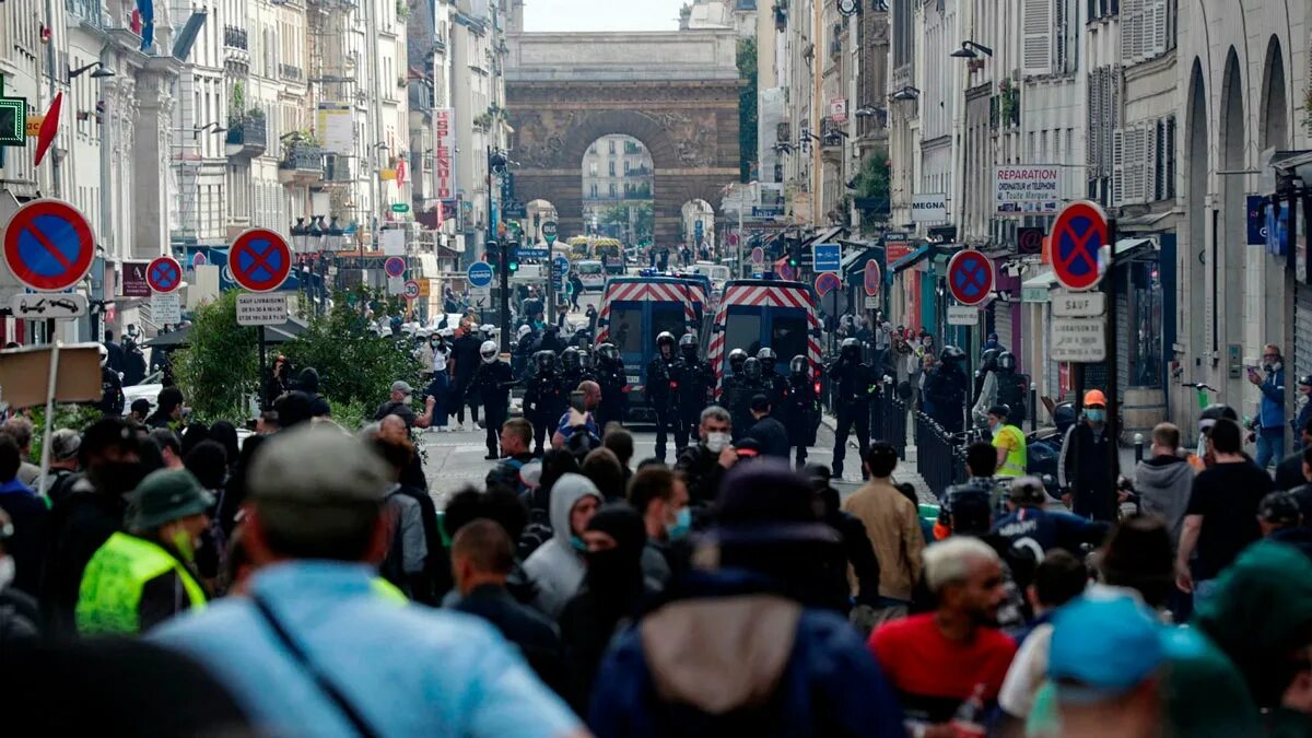 Протесты во франции сейчас. Протесты во франции 2025. митинги во франции 2025. митинги в париже 2025. манифестация во франции.