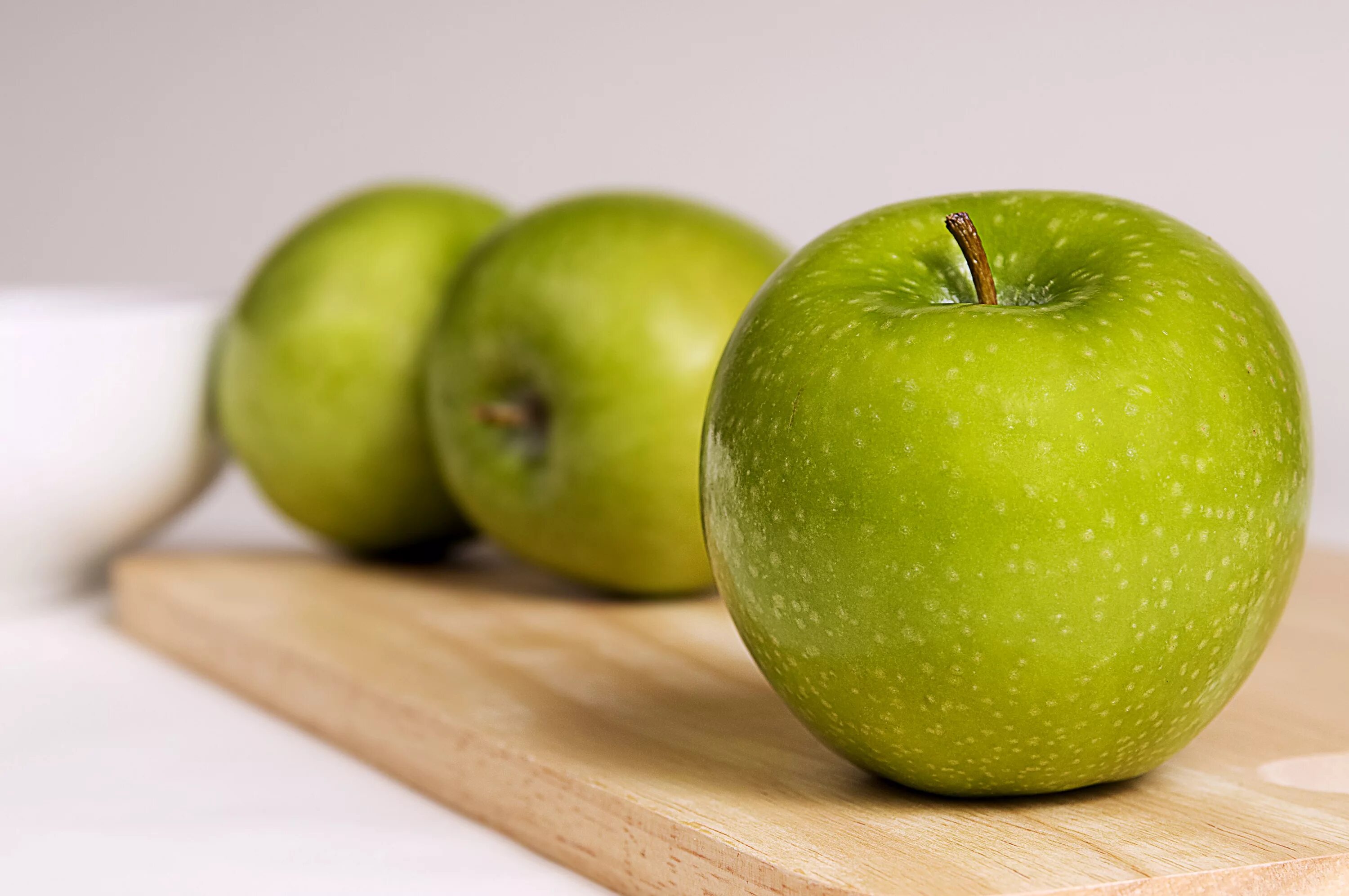 Яблоко картинка. Зелёные яблоки ГРЕННИ Смит. Granny Smith яблоки. Яблоко ГРЕННИ Смит калорийность. Калорийность зеленого яблока ГРЕННИ Смит.