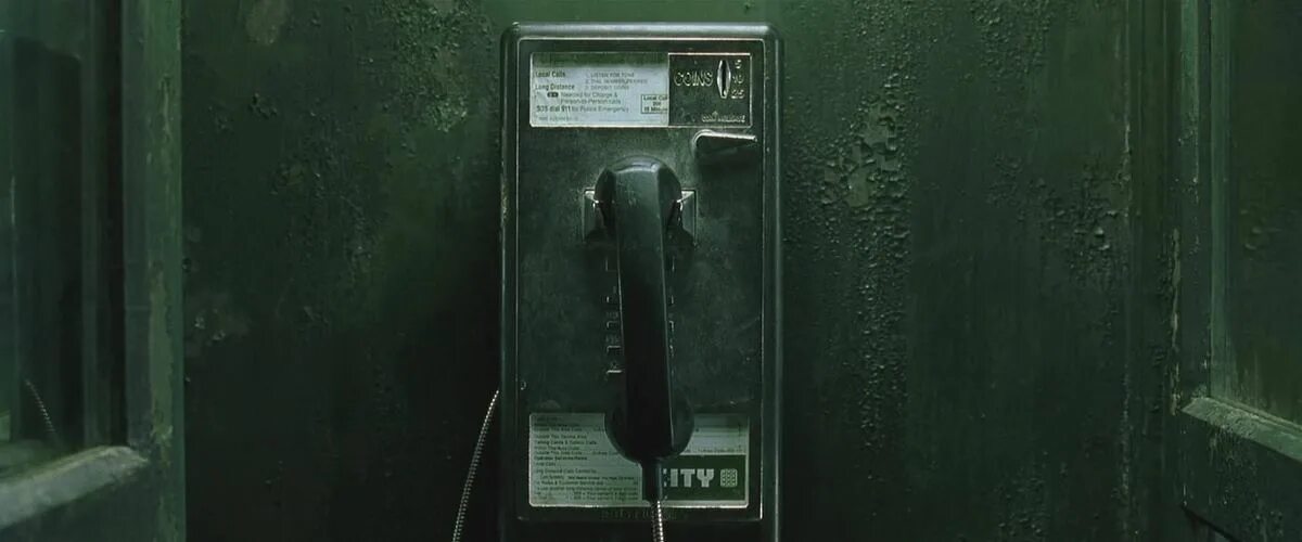 Матрица Тринити в телефонной будке. Нео матрица таксофон. Матрица Нео в телефонной будке. Матрица 1999 Нео в телефонной будке. Телефон из матрицы